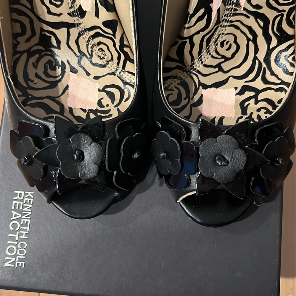Kenneth Cole Reaction black wedge with peep toe flower detail - Picture 2 of 5